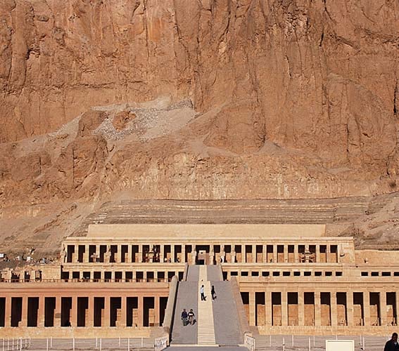 افضل الاماكن السياحية في الاقصر لاستكشاف معالم مصر الاثرية 4 معبد الدير البحرى